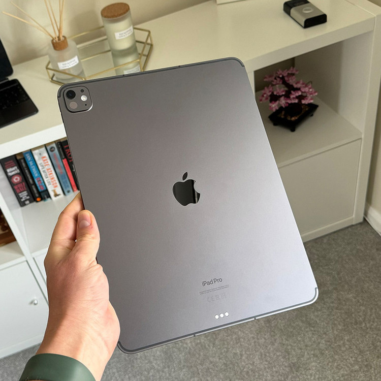 تبلت 13 اینچ اپل مدل IPad Pro 2025 M5 Wi-Fi Nano-Texture ظرفیت 1 ترابایت و رم 16 گیگابایت، رزولوشن دوربین 12 مگاپیکسل، پشتیبانی از قلم و کیبورد